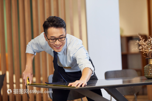 家具店员工与日用百货销售中的餐桌尺寸测量